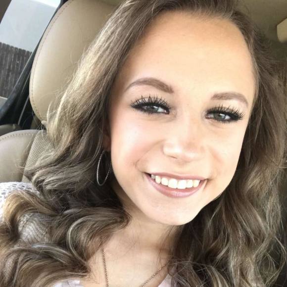 Meet your Posher, Nicole - Picture 1 of 1